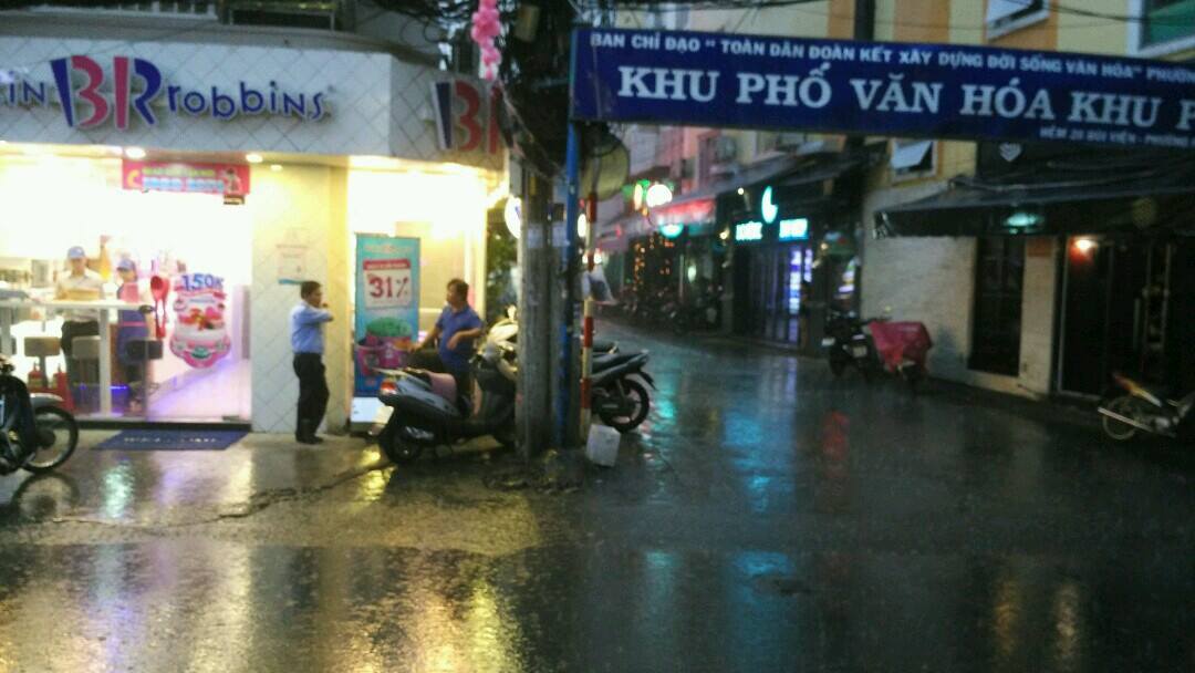 避雨时候看到的小巷